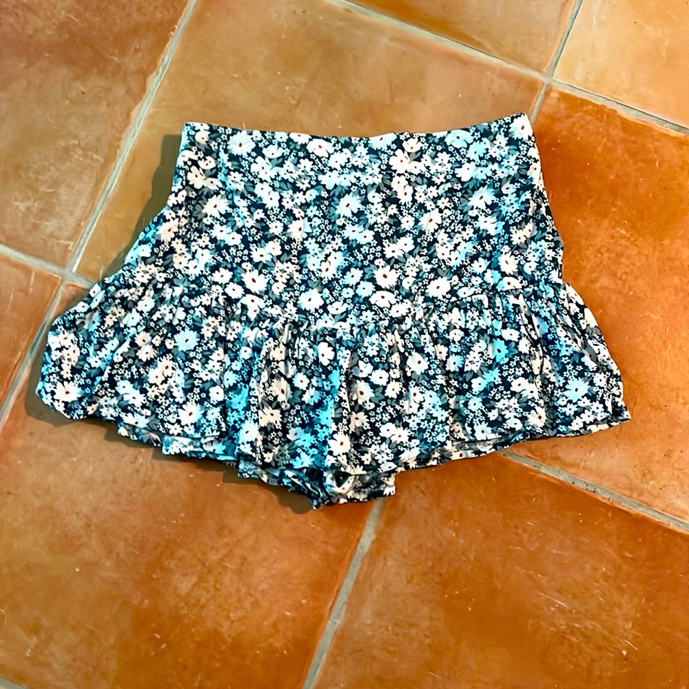 EUC - Forever 21 - green and white floral skort - juniors size Small. - Picture 1 of 7